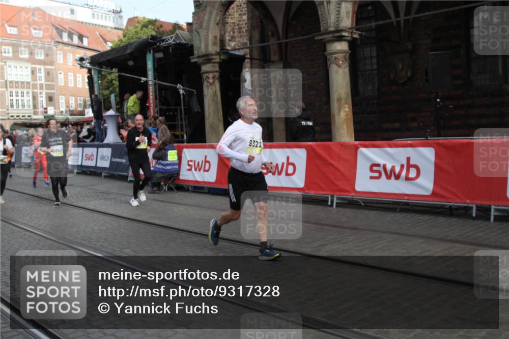 05.10.2025 - 20. swb-Marathon Bremen Yannick Fuchs http://msf.ph/oto/9317328 05.10.2025 11:01:39 Ziel 9278, 9322, 9432, 10030, 10056, 10324, 10562, 11223, 11463, 11493, 11732, 11733 meine-sportfotos.de