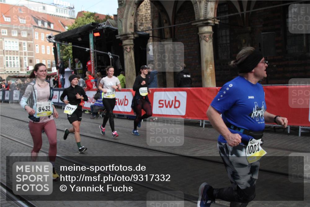 05.10.2025 - 20. swb-Marathon Bremen Yannick Fuchs http://msf.ph/oto/9317332 05.10.2025 11:01:43 Ziel 9269, 9432, 9782, 10026, 10030, 10562, 11223, 11463, 11732, 11733 meine-sportfotos.de