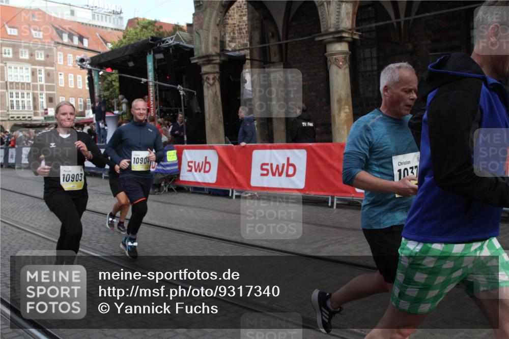 05.10.2025 - 20. swb-Marathon Bremen Yannick Fuchs http://msf.ph/oto/9317340 05.10.2025 11:01:50 Ziel 9189, 9294, 10004, 10370, 10903, 10904 meine-sportfotos.de