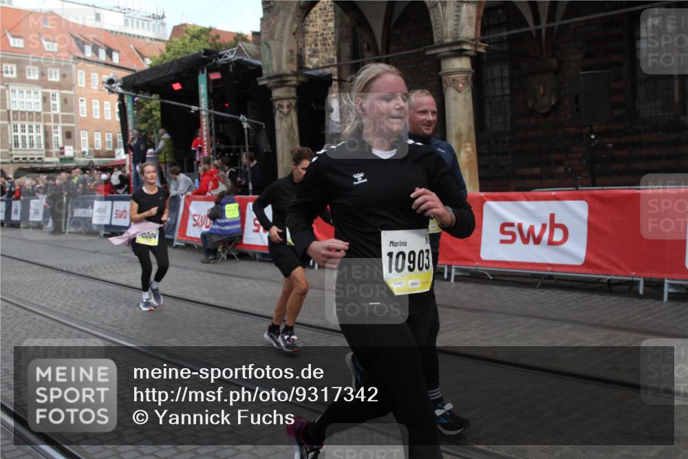 05.10.2025 - 20. swb-Marathon Bremen Yannick Fuchs http://msf.ph/oto/9317342 05.10.2025 11:01:51 Ziel 9189, 9237, 10004, 10903, 10904 meine-sportfotos.de