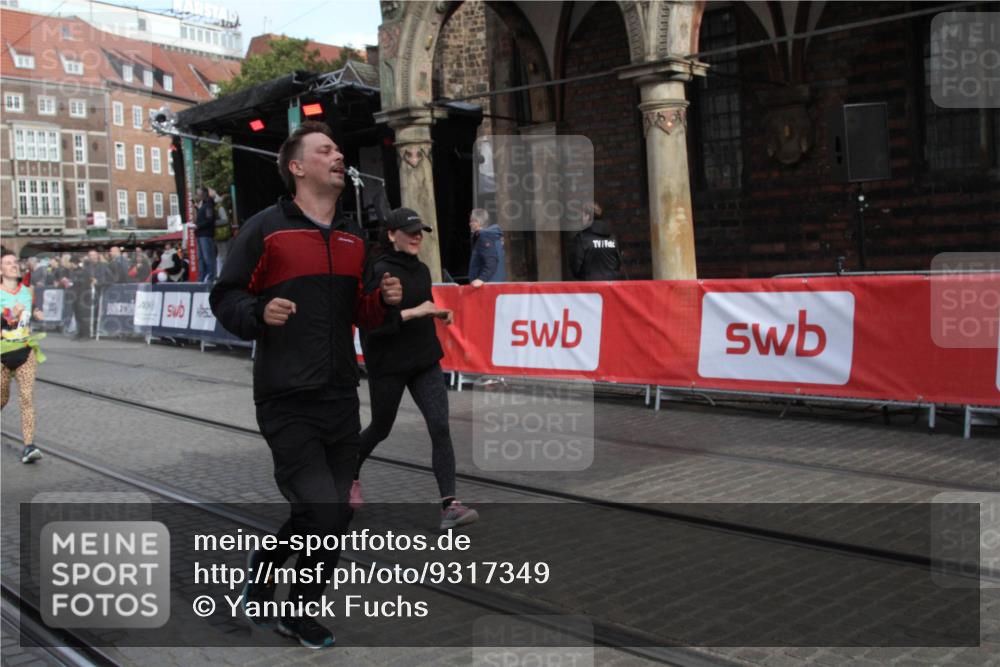 05.10.2025 - 20. swb-Marathon Bremen Yannick Fuchs http://msf.ph/oto/9317349 05.10.2025 11:02:02 Ziel 9536, 10837, 10944, 11415 meine-sportfotos.de