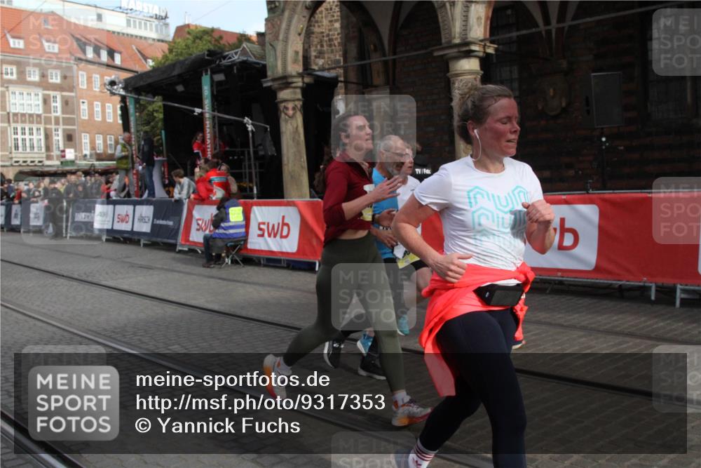 05.10.2025 - 20. swb-Marathon Bremen Yannick Fuchs http://msf.ph/oto/9317353 05.10.2025 11:02:08 Ziel 9324, 9426, 9536, 9686, 10301, 10855, 10879, 10887, 11014, 11459 meine-sportfotos.de