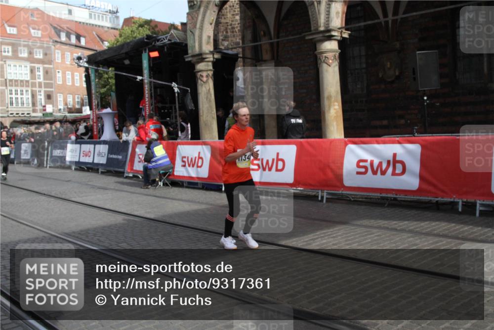 05.10.2025 - 20. swb-Marathon Bremen Yannick Fuchs http://msf.ph/oto/9317361 05.10.2025 11:02:21 Ziel 9748, 10130, 10821, 10829, 11340, 11646 meine-sportfotos.de