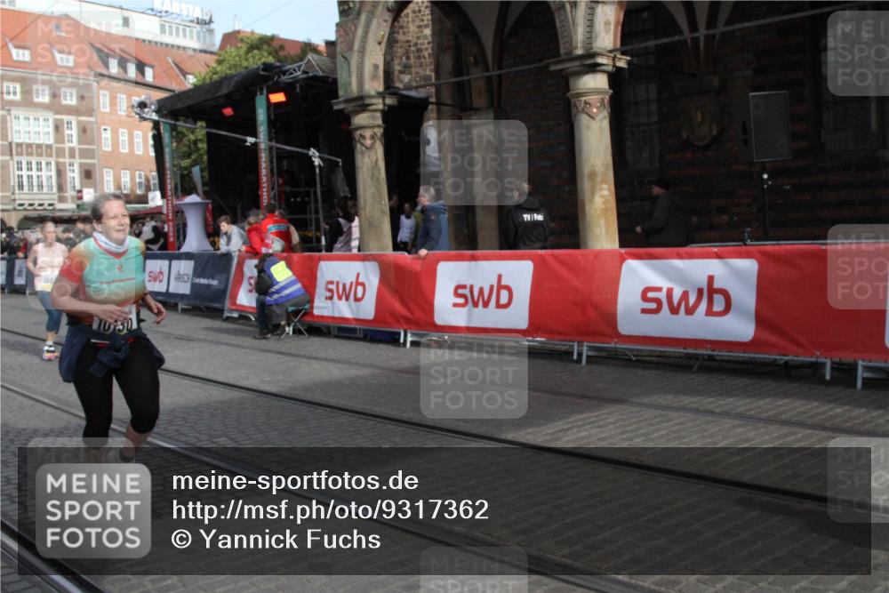 05.10.2025 - 20. swb-Marathon Bremen Yannick Fuchs http://msf.ph/oto/9317362 05.10.2025 11:02:23 Ziel 9748, 10130, 10194, 10821, 10829, 11386 meine-sportfotos.de
