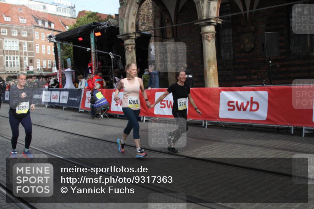 05.10.2025 - 20. swb-Marathon Bremen Yannick Fuchs http://msf.ph/oto/9317363 05.10.2025 11:02:25 Ziel 9748, 10093, 10194, 10821, 10829, 10982, 10983, 11386 meine-sportfotos.de