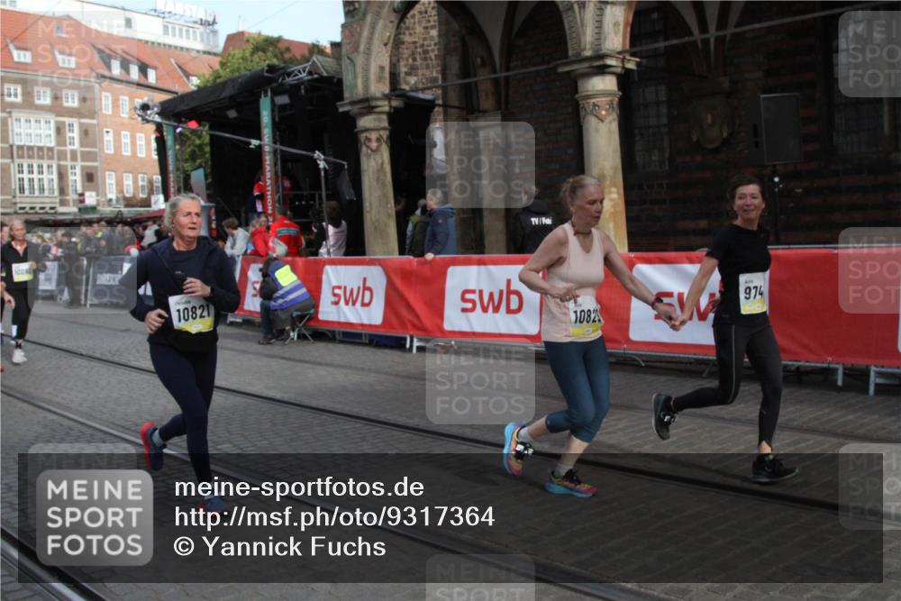 05.10.2025 - 20. swb-Marathon Bremen Yannick Fuchs http://msf.ph/oto/9317364 05.10.2025 11:02:26 Ziel 9748, 10093, 10194, 10821, 10829, 10982, 10983, 11386 meine-sportfotos.de