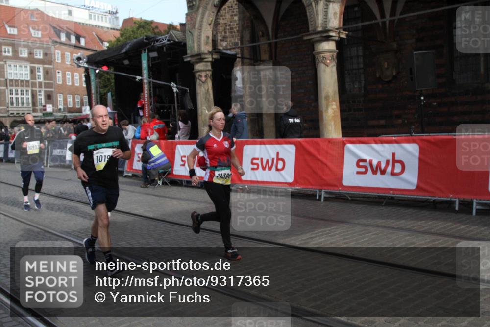 05.10.2025 - 20. swb-Marathon Bremen Yannick Fuchs http://msf.ph/oto/9317365 05.10.2025 11:02:27 Ziel 10093, 10194, 10821, 10829, 10982, 10983, 11386 meine-sportfotos.de