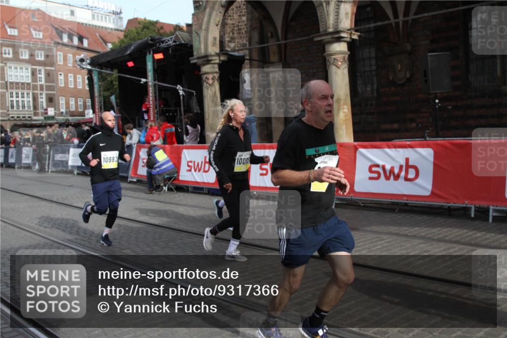 05.10.2025 - 20. swb-Marathon Bremen Yannick Fuchs http://msf.ph/oto/9317366 05.10.2025 11:02:28 Ziel 10093, 10194, 10982, 10983, 11386 meine-sportfotos.de