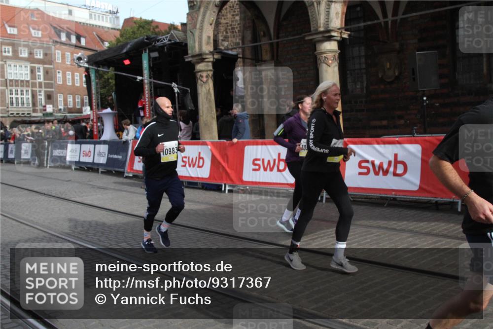 05.10.2025 - 20. swb-Marathon Bremen Yannick Fuchs http://msf.ph/oto/9317367 05.10.2025 11:02:29 Ziel 9707, 10093, 10194, 10982, 10983 meine-sportfotos.de