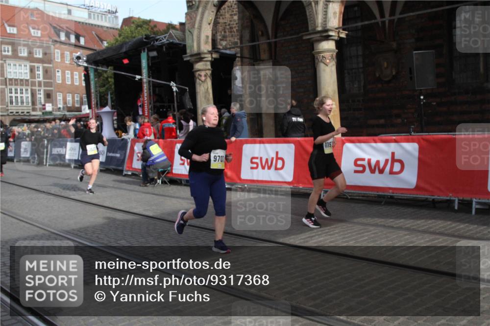 05.10.2025 - 20. swb-Marathon Bremen Yannick Fuchs http://msf.ph/oto/9317368 05.10.2025 11:02:33 Ziel 9468, 9647, 9707, 9802, 9839, 10615, 11110, 11537, 11538, 11711 meine-sportfotos.de