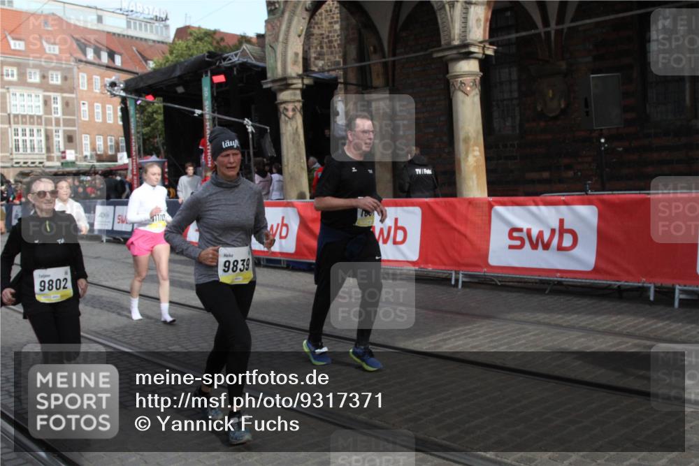 05.10.2025 - 20. swb-Marathon Bremen Yannick Fuchs http://msf.ph/oto/9317371 05.10.2025 11:02:36 Ziel 9468, 9647, 9802, 9839, 10033, 10595, 10598, 10615, 11110, 11160, 11537, 11538, 11711 meine-sportfotos.de