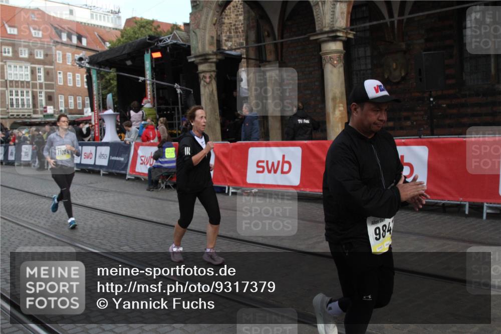 05.10.2025 - 20. swb-Marathon Bremen Yannick Fuchs http://msf.ph/oto/9317379 05.10.2025 11:02:47 Ziel 9331, 9360, 9516, 9841, 10510, 10530, 10803, 10804, 11024 meine-sportfotos.de