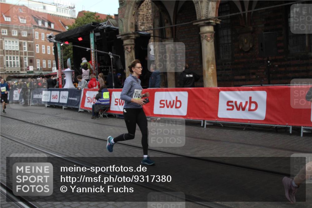 05.10.2025 - 20. swb-Marathon Bremen Yannick Fuchs http://msf.ph/oto/9317380 05.10.2025 11:02:48 Ziel 9331, 9360, 9516, 9841, 10129, 10510, 10530, 10803, 10804, 11024 meine-sportfotos.de