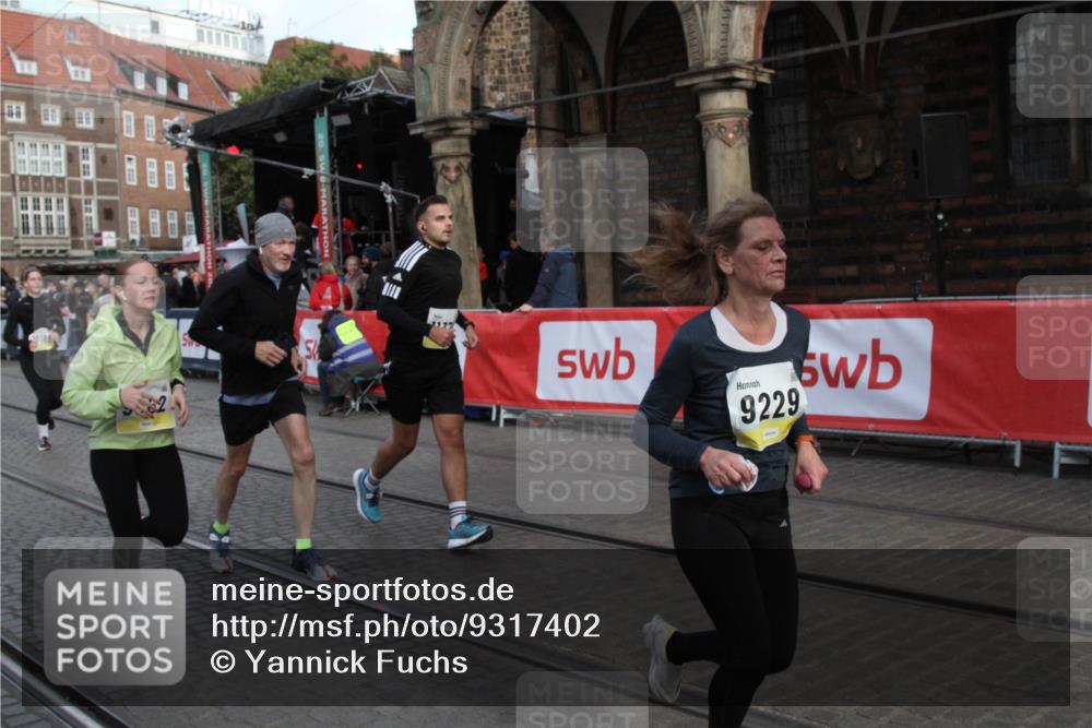 05.10.2025 - 20. swb-Marathon Bremen Yannick Fuchs http://msf.ph/oto/9317402 05.10.2025 11:03:09 Ziel 9229, 9300, 9593, 9661, 9662, 10185, 11376, 11682 meine-sportfotos.de