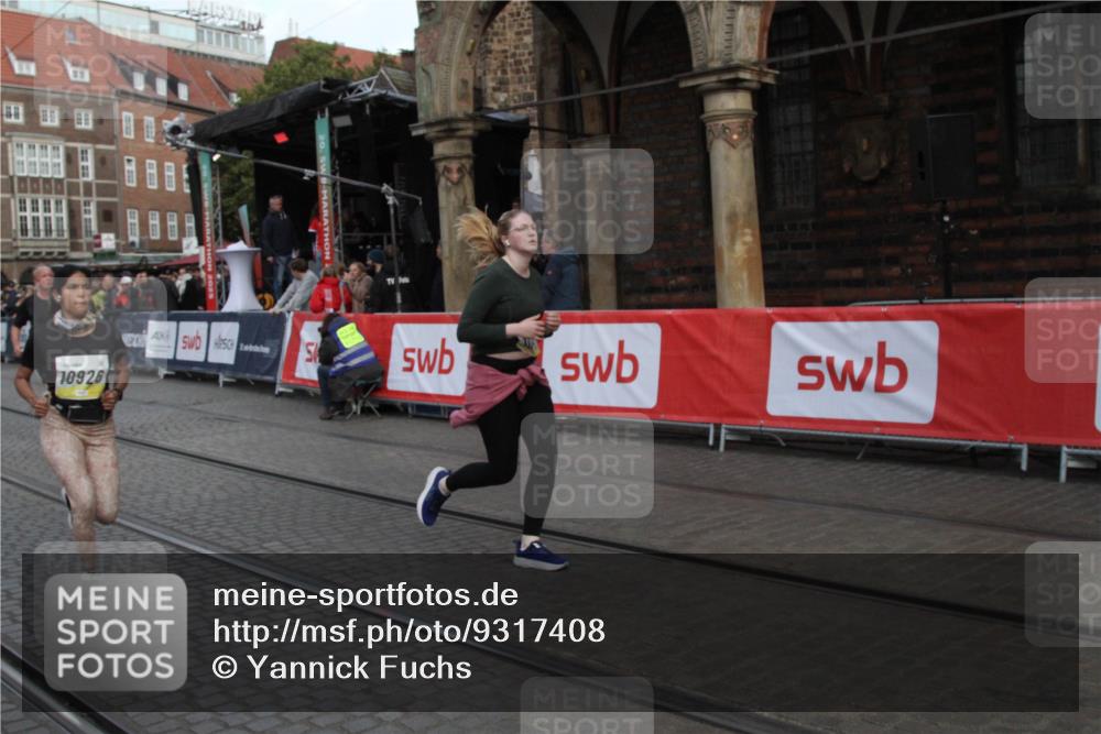 05.10.2025 - 20. swb-Marathon Bremen Yannick Fuchs http://msf.ph/oto/9317408 05.10.2025 11:03:19 Ziel 9246, 9325, 10142, 10471, 10926, 11390 meine-sportfotos.de