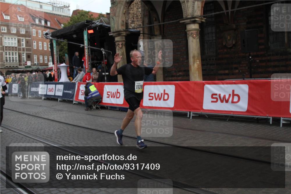 05.10.2025 - 20. swb-Marathon Bremen Yannick Fuchs http://msf.ph/oto/9317409 05.10.2025 11:03:20 Ziel 9246, 9325, 10142, 10405, 10471, 10926, 11390, 11508, 11509 meine-sportfotos.de