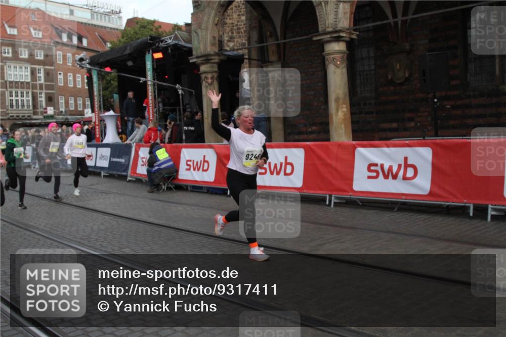 05.10.2025 - 20. swb-Marathon Bremen Yannick Fuchs http://msf.ph/oto/9317411 05.10.2025 11:03:23 Ziel 9246, 9325, 10142, 10405, 11124, 11467, 11502, 11508, 11509 meine-sportfotos.de