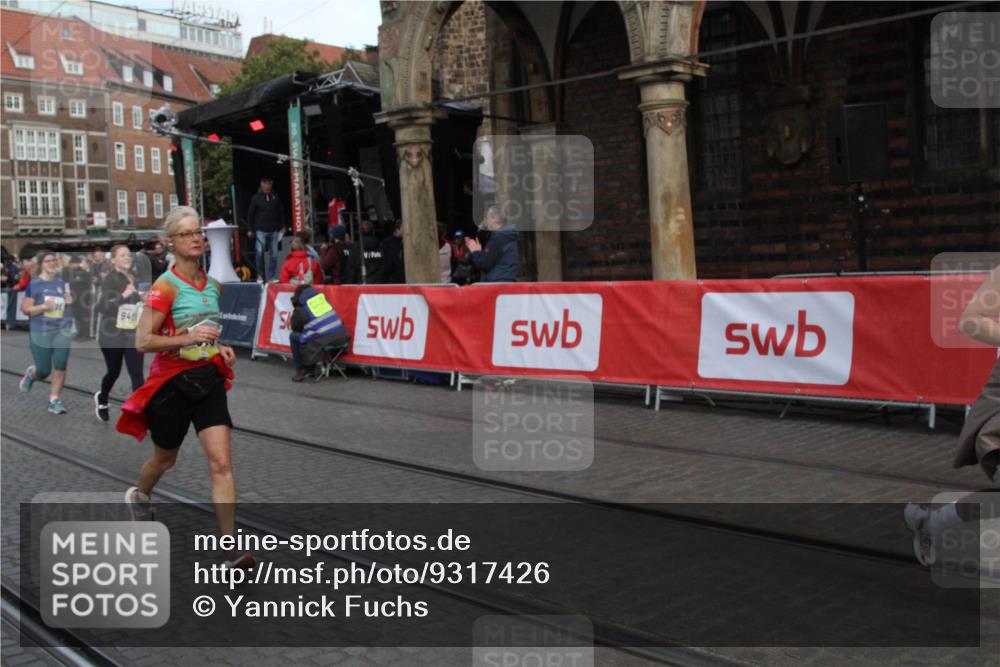05.10.2025 - 20. swb-Marathon Bremen Yannick Fuchs http://msf.ph/oto/9317426 05.10.2025 11:03:36 Ziel 7199, 9486, 9498, 9850, 11522 meine-sportfotos.de