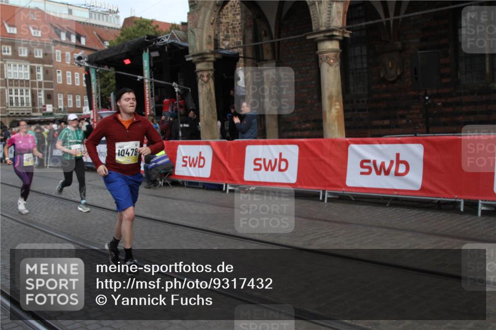 05.10.2025 - 20. swb-Marathon Bremen Yannick Fuchs http://msf.ph/oto/9317432 05.10.2025 11:03:45 Ziel 9315, 10297, 10478, 10603, 10604, 10711, 10713, 11589 meine-sportfotos.de