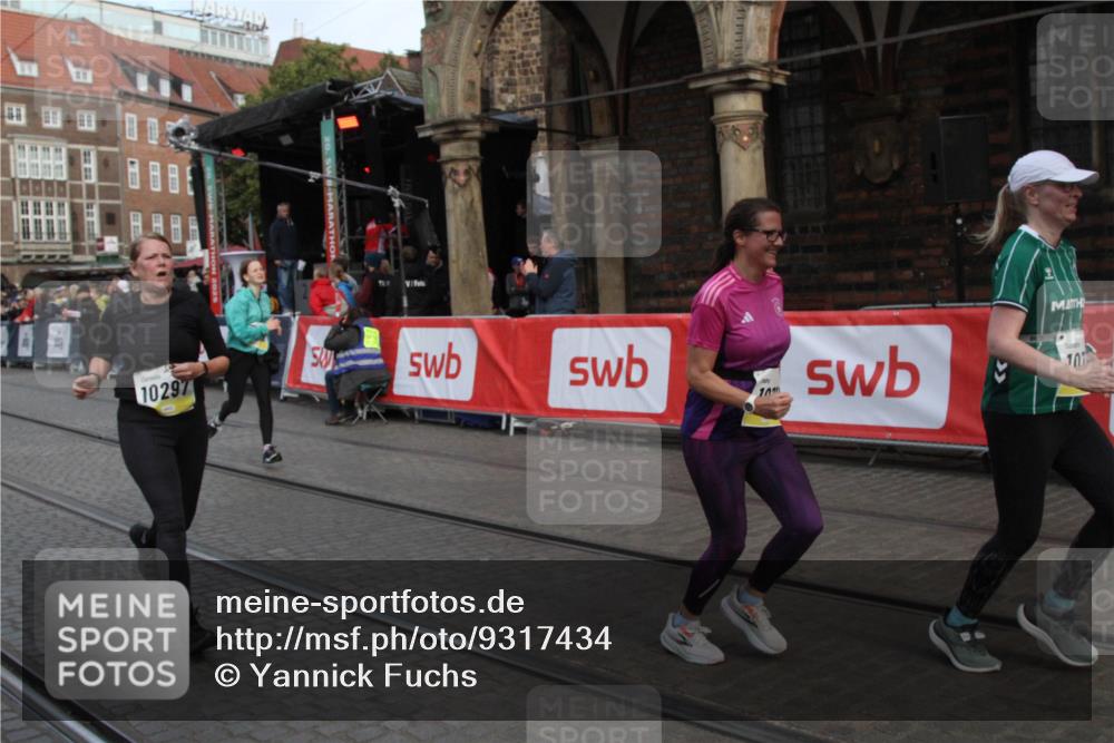 05.10.2025 - 20. swb-Marathon Bremen Yannick Fuchs http://msf.ph/oto/9317434 05.10.2025 11:03:47 Ziel 9315, 10297, 10603, 10604, 10711, 10713, 11589 meine-sportfotos.de