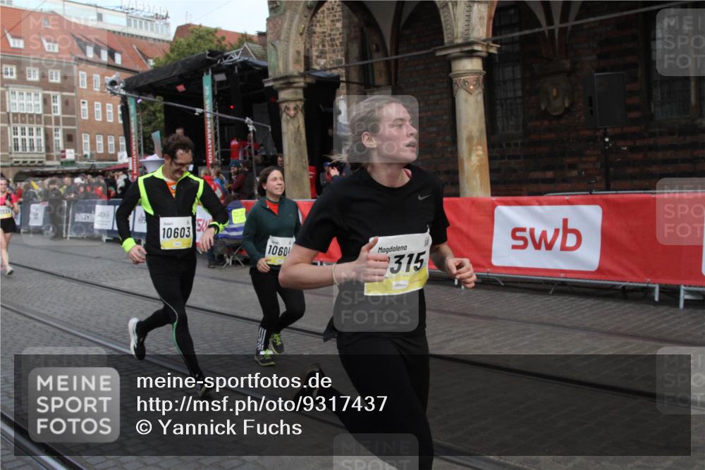 05.10.2025 - 20. swb-Marathon Bremen Yannick Fuchs http://msf.ph/oto/9317437 05.10.2025 11:03:50 Ziel 9315, 10238, 10603, 10604, 11306 meine-sportfotos.de