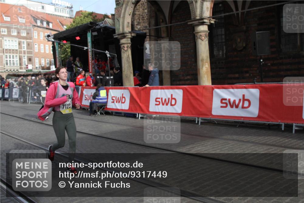 05.10.2025 - 20. swb-Marathon Bremen Yannick Fuchs http://msf.ph/oto/9317449 05.10.2025 11:04:11 Ziel 7123, 7789, 9275, 10853, 11102, 11611 meine-sportfotos.de