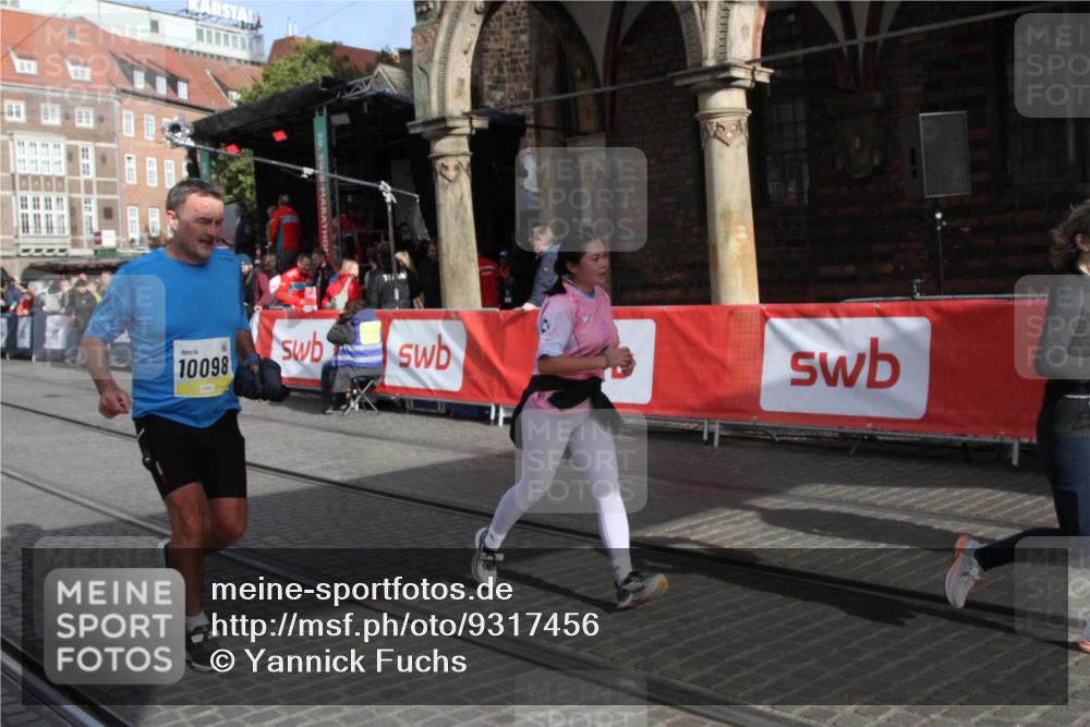 05.10.2025 - 20. swb-Marathon Bremen Yannick Fuchs http://msf.ph/oto/9317456 05.10.2025 11:04:18 Ziel 9448, 10098, 11001, 11077, 11685 meine-sportfotos.de
