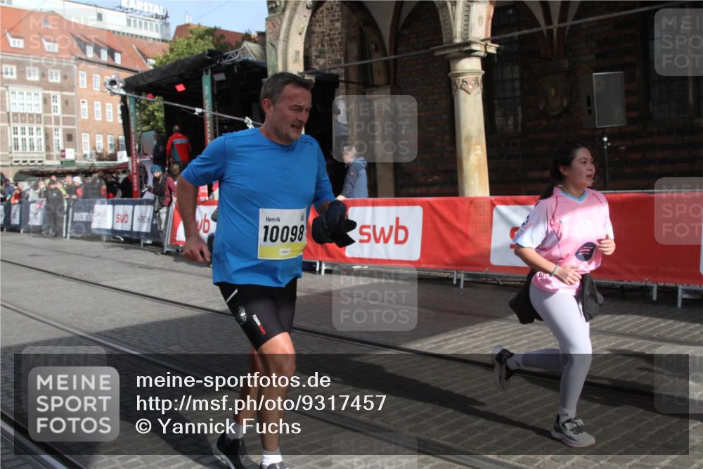 05.10.2025 - 20. swb-Marathon Bremen Yannick Fuchs http://msf.ph/oto/9317457 05.10.2025 11:04:18 Ziel 9448, 10098, 11001, 11077, 11685 meine-sportfotos.de