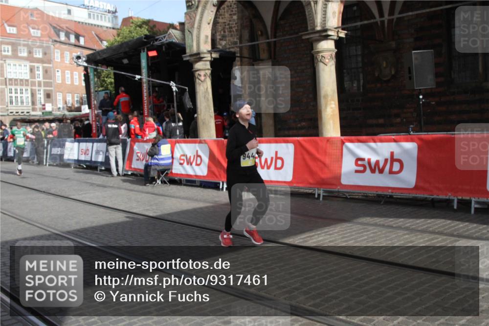 05.10.2025 - 20. swb-Marathon Bremen Yannick Fuchs http://msf.ph/oto/9317461 05.10.2025 11:04:22 Ziel 9448, 9537, 9684, 11200 meine-sportfotos.de