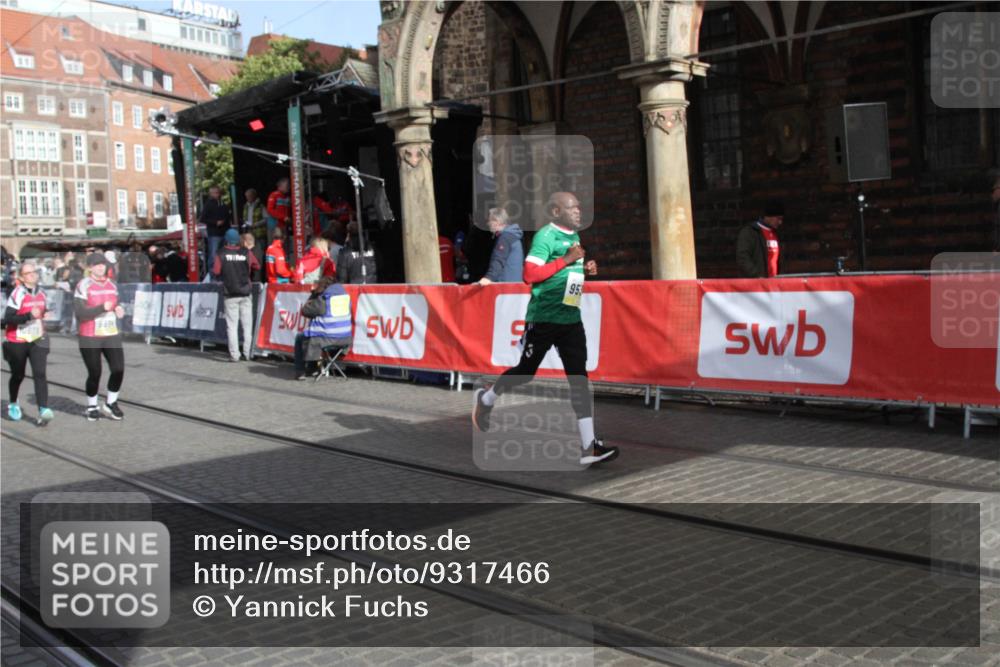 05.10.2025 - 20. swb-Marathon Bremen Yannick Fuchs http://msf.ph/oto/9317466 05.10.2025 11:04:25 Ziel 9537, 9684, 10678, 11200 meine-sportfotos.de