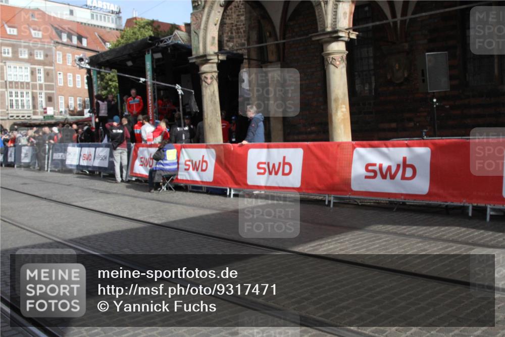 05.10.2025 - 20. swb-Marathon Bremen Yannick Fuchs http://msf.ph/oto/9317471 05.10.2025 11:04:30 Ziel 10439, 10483, 11044 meine-sportfotos.de