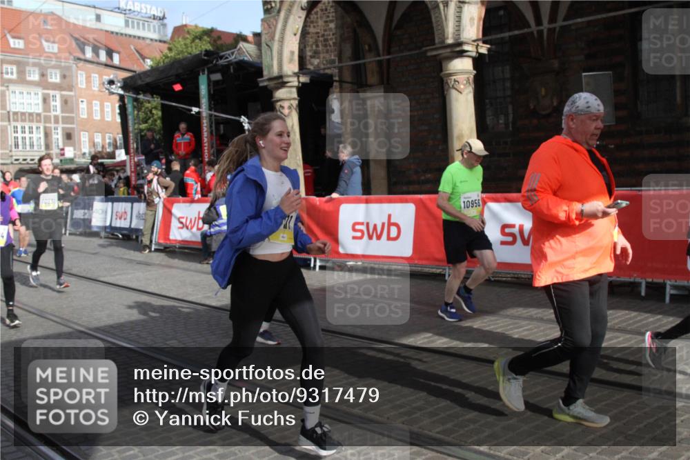 05.10.2025 - 20. swb-Marathon Bremen Yannick Fuchs http://msf.ph/oto/9317479 05.10.2025 11:04:38 Ziel 8111, 9394, 9610, 9915, 10278, 10485, 10531, 10674, 10869, 10956, 11196, 11542, 11704 meine-sportfotos.de