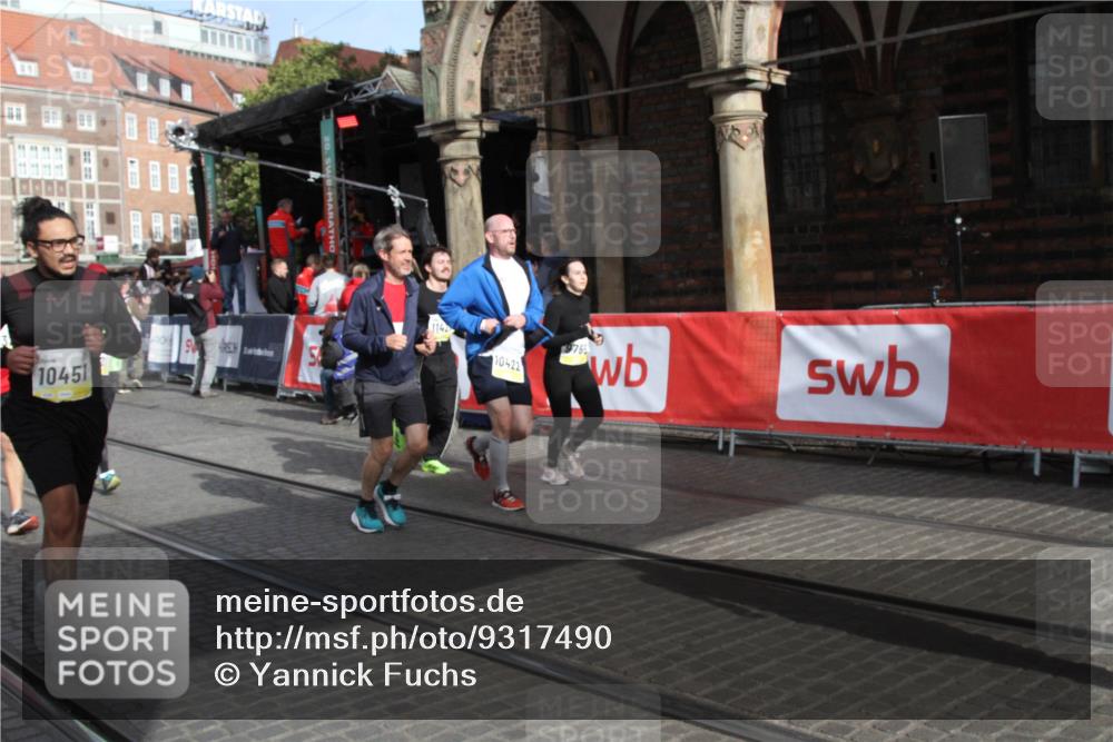 05.10.2025 - 20. swb-Marathon Bremen Yannick Fuchs http://msf.ph/oto/9317490 05.10.2025 11:04:48 Ziel 9532, 9623, 9765, 9771, 9812, 10422, 10451, 10557, 10964, 11035, 11427, 11546, 11615 meine-sportfotos.de