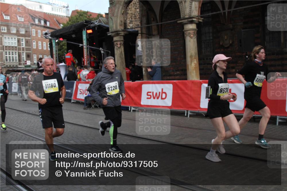 05.10.2025 - 20. swb-Marathon Bremen Yannick Fuchs http://msf.ph/oto/9317505 05.10.2025 11:05:04 Ziel 9220, 9409, 9530, 9660, 11090, 11180, 11478, 11559 meine-sportfotos.de