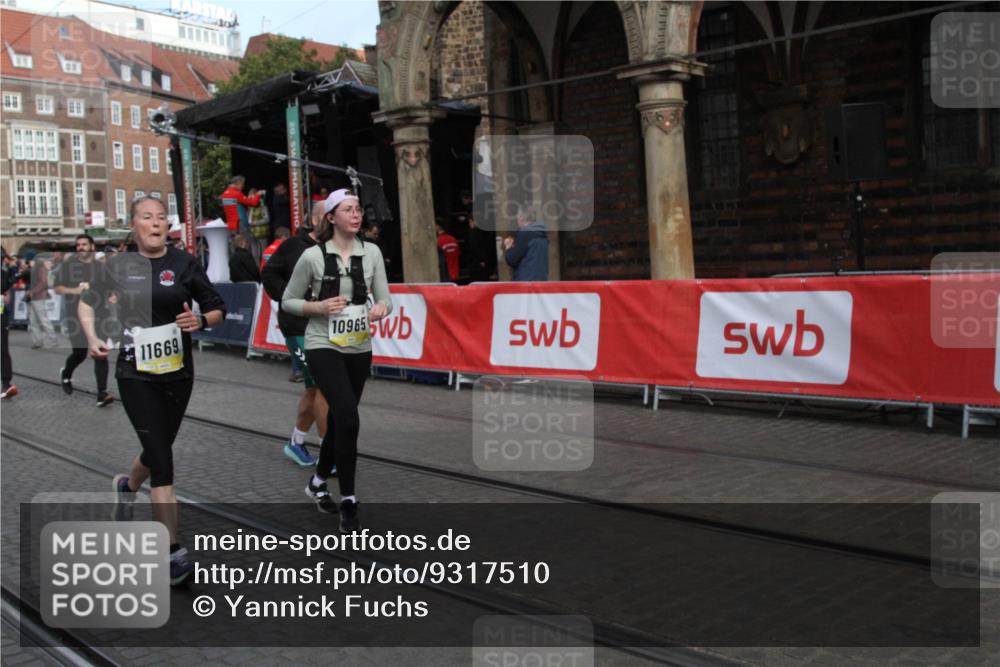 05.10.2025 - 20. swb-Marathon Bremen Yannick Fuchs http://msf.ph/oto/9317510 05.10.2025 11:05:09 Ziel 9642, 9668, 10965, 11016, 11121, 11171, 11412 meine-sportfotos.de