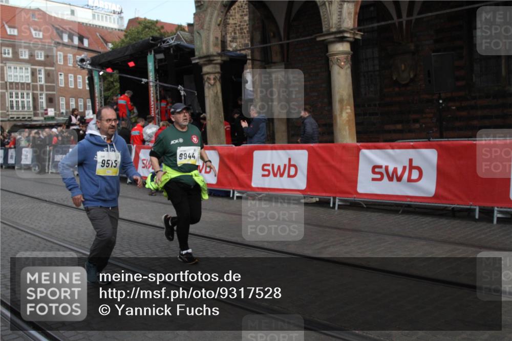 05.10.2025 - 20. swb-Marathon Bremen Yannick Fuchs http://msf.ph/oto/9317528 05.10.2025 11:05:26 Ziel 9515, 9713, 9944, 10828, 11106 meine-sportfotos.de