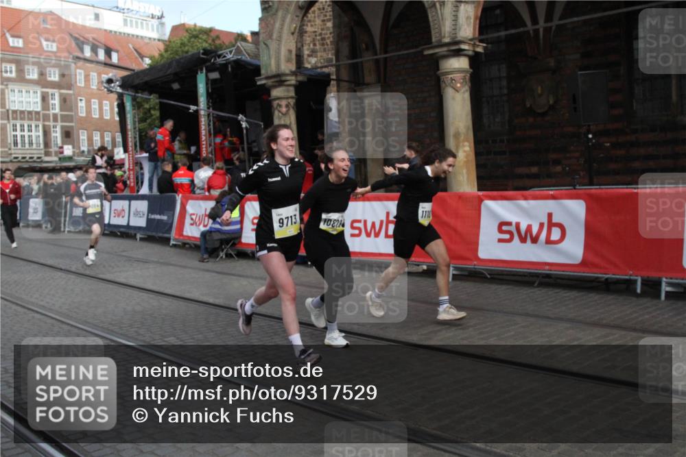 05.10.2025 - 20. swb-Marathon Bremen Yannick Fuchs http://msf.ph/oto/9317529 05.10.2025 11:05:30 Ziel 9713, 10158, 10289, 10511, 10828, 11064, 11106 meine-sportfotos.de