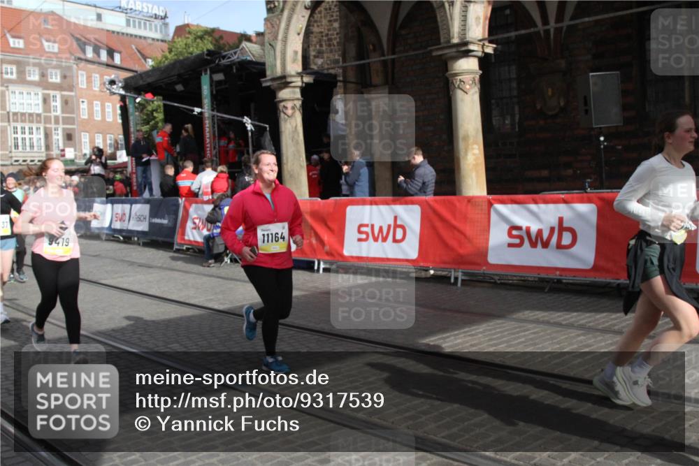 05.10.2025 - 20. swb-Marathon Bremen Yannick Fuchs http://msf.ph/oto/9317539 05.10.2025 11:05:39 Ziel 7654, 9210, 9419, 10426, 10437, 10999, 11164, 11681 meine-sportfotos.de