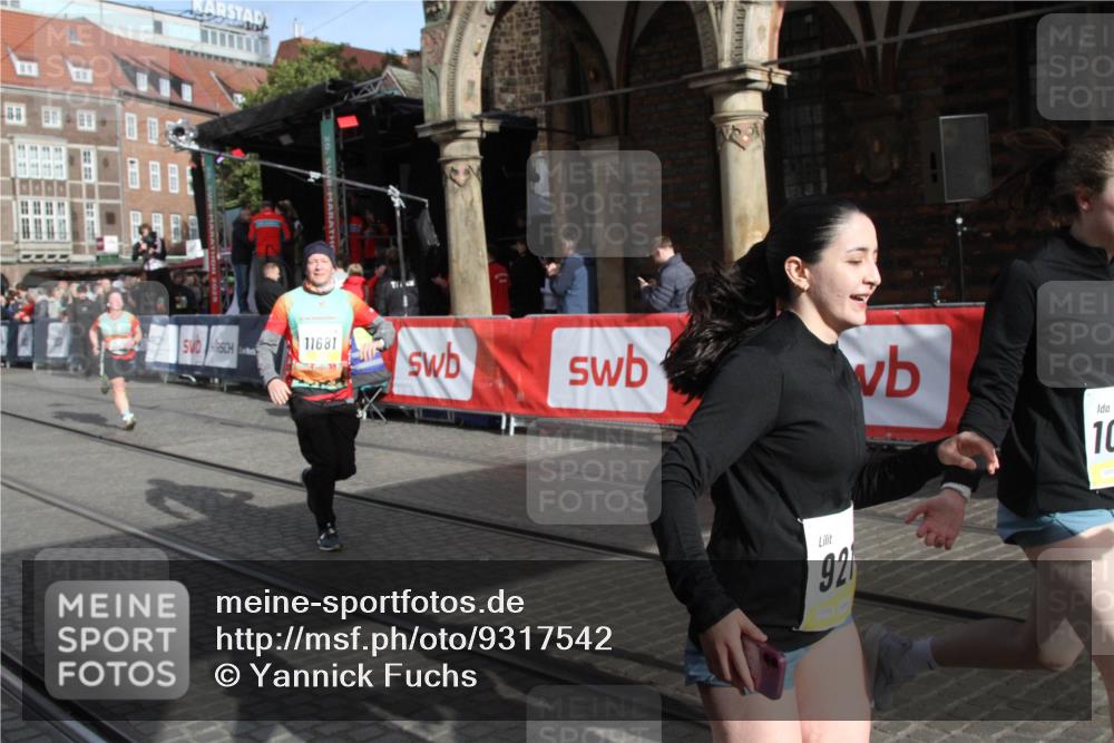 05.10.2025 - 20. swb-Marathon Bremen Yannick Fuchs http://msf.ph/oto/9317542 05.10.2025 11:05:41 Ziel 9210, 9419, 10437, 10843, 10844, 10999, 11681 meine-sportfotos.de