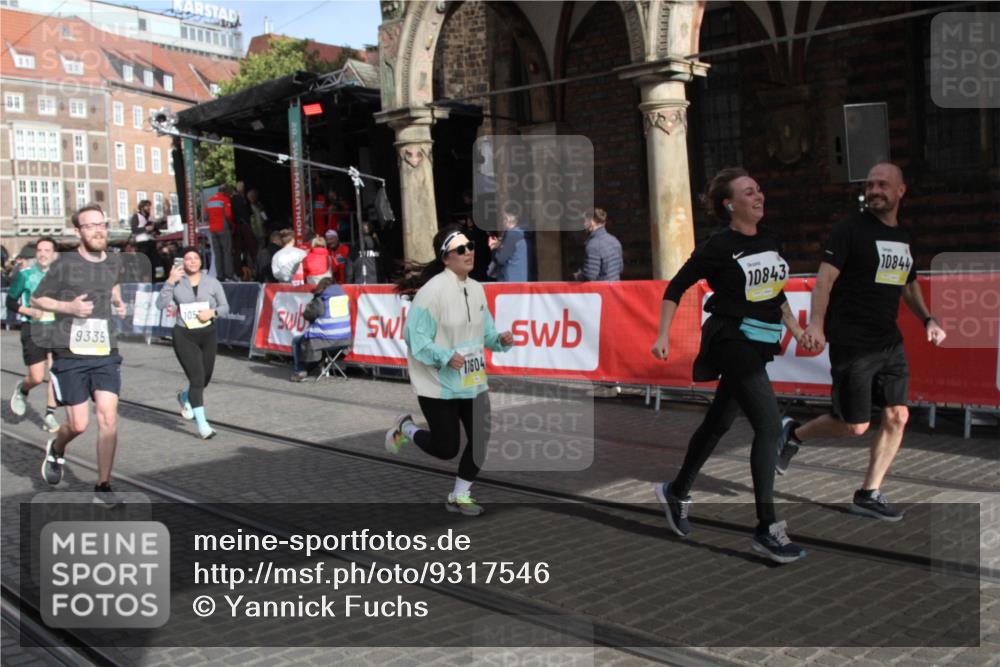 05.10.2025 - 20. swb-Marathon Bremen Yannick Fuchs http://msf.ph/oto/9317546 05.10.2025 11:05:47 Ziel 9335, 9423, 10197, 10529, 10769, 10843, 10844, 11604 meine-sportfotos.de