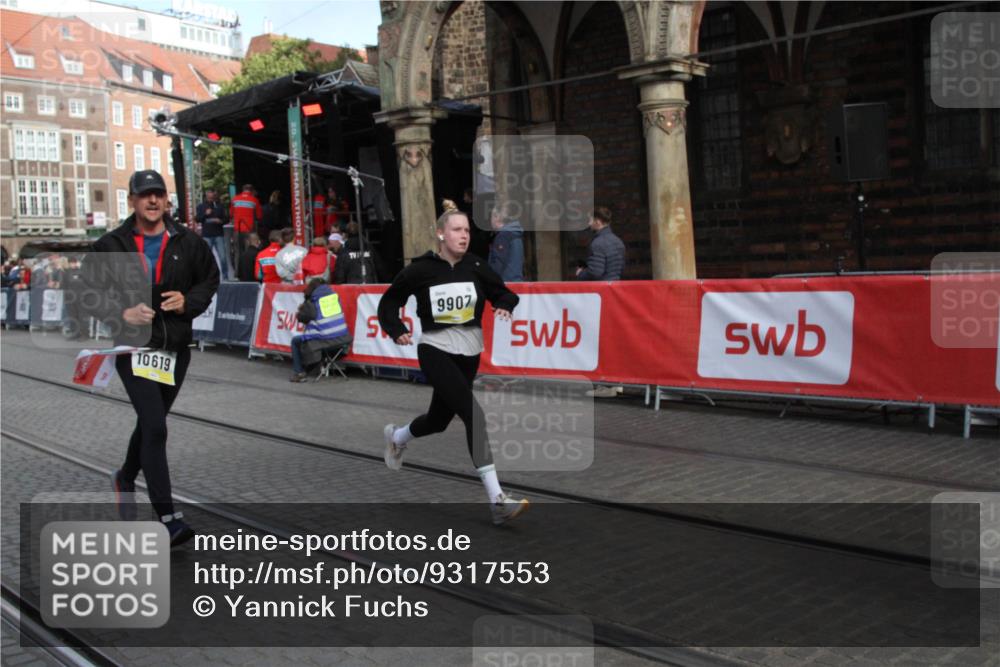 05.10.2025 - 20. swb-Marathon Bremen Yannick Fuchs http://msf.ph/oto/9317553 05.10.2025 11:05:55 Ziel 7777, 9907, 10619 meine-sportfotos.de