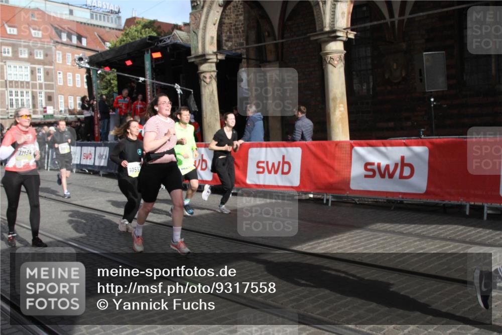 05.10.2025 - 20. swb-Marathon Bremen Yannick Fuchs http://msf.ph/oto/9317558 05.10.2025 11:06:07 Ziel 9355, 9931, 10081, 10095, 10100, 10101, 10587, 10597, 11134, 11468, 11525 meine-sportfotos.de