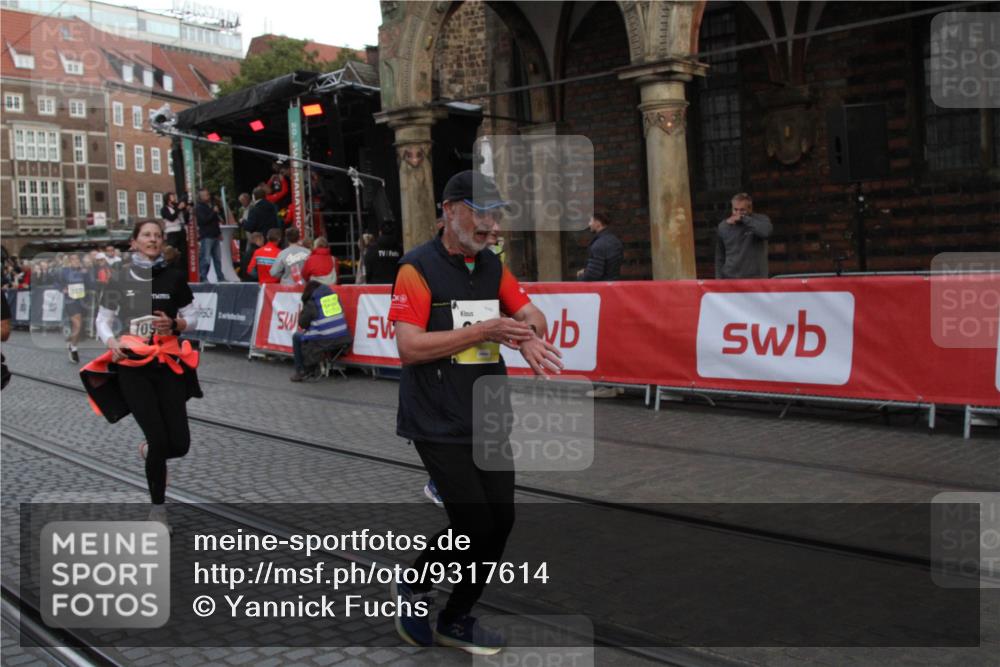 05.10.2025 - 20. swb-Marathon Bremen Yannick Fuchs http://msf.ph/oto/9317614 05.10.2025 11:07:13 Ziel 9265, 9491, 9877, 9890, 10193, 10371, 10991 meine-sportfotos.de
