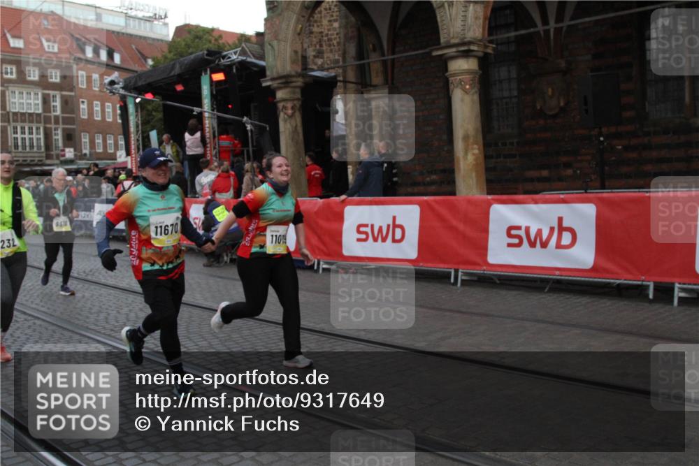 05.10.2025 - 20. swb-Marathon Bremen Yannick Fuchs http://msf.ph/oto/9317649 05.10.2025 11:08:20 Ziel 9401, 9519, 10132, 11019, 11097, 11232, 11670, 11671 meine-sportfotos.de