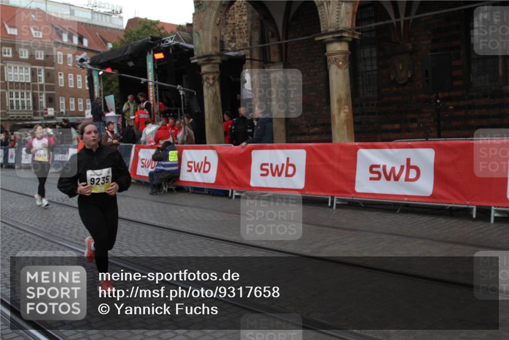05.10.2025 - 20. swb-Marathon Bremen Yannick Fuchs http://msf.ph/oto/9317658 05.10.2025 11:08:35 Ziel 9235, 9481, 10134, 10787, 10859 meine-sportfotos.de