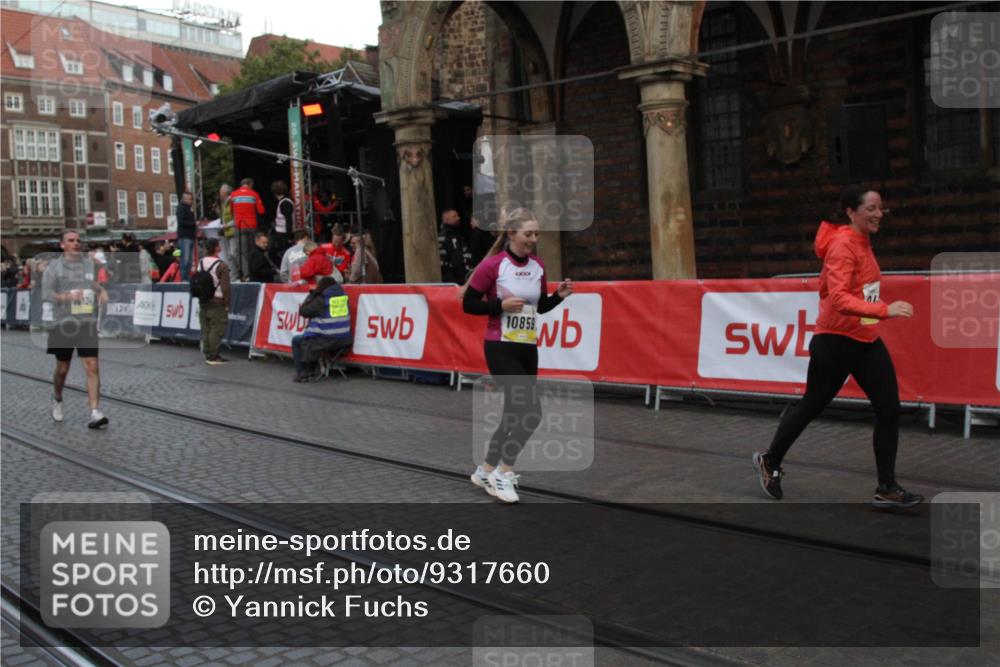 05.10.2025 - 20. swb-Marathon Bremen Yannick Fuchs http://msf.ph/oto/9317660 05.10.2025 11:08:38 Ziel 9481, 9982, 10134, 10212, 10787, 10859 meine-sportfotos.de