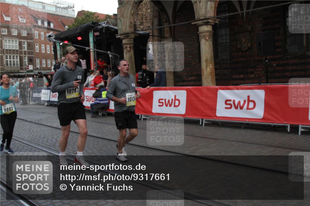 05.10.2025 - 20. swb-Marathon Bremen Yannick Fuchs http://msf.ph/oto/9317661 05.10.2025 11:08:40 Ziel 9982, 10134, 10212, 10787, 11242 meine-sportfotos.de