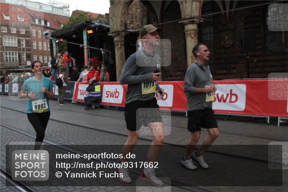 05.10.2025 - 20. swb-Marathon Bremen Yannick Fuchs http://msf.ph/oto/9317662 05.10.2025 11:08:40 Ziel 9982, 10134, 10212, 10787, 11242 meine-sportfotos.de