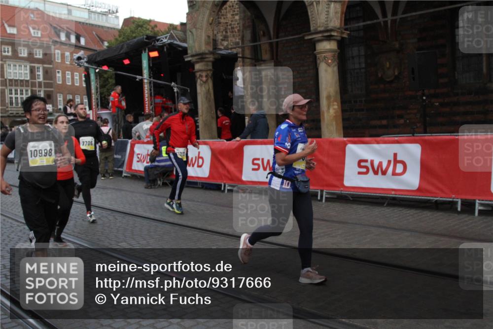 05.10.2025 - 20. swb-Marathon Bremen Yannick Fuchs http://msf.ph/oto/9317666 05.10.2025 11:08:46 Ziel 7069, 7706, 9191, 9276, 9589, 10567, 10939, 10998, 11028, 11073, 11076, 11479, 11590 meine-sportfotos.de