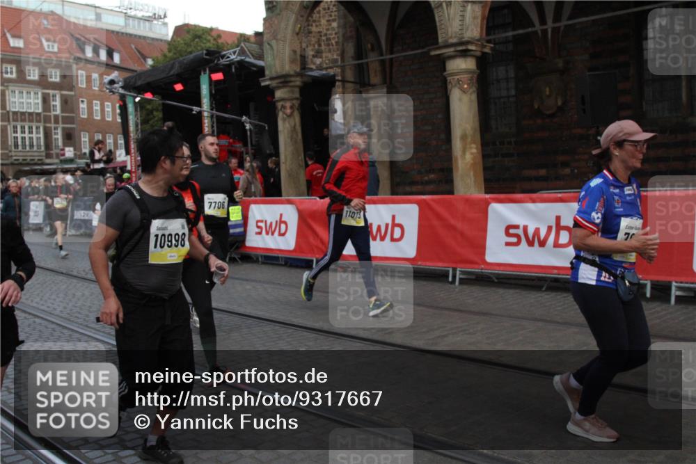 05.10.2025 - 20. swb-Marathon Bremen Yannick Fuchs http://msf.ph/oto/9317667 05.10.2025 11:08:46 Ziel 7069, 7706, 9191, 9276, 9589, 10567, 10939, 10998, 11028, 11073, 11076, 11479, 11590 meine-sportfotos.de